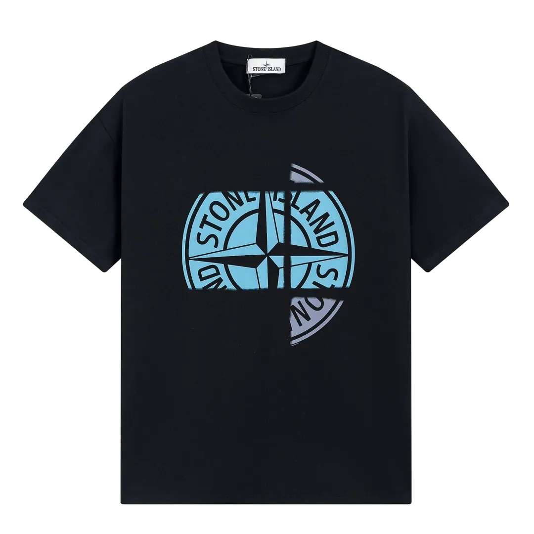 W617#P110💰 [Stone lsland/Stone Island summer new short-sleeved T-shirt with broken big compass print on the chest] ⚠️[Original creation, high control of details] Made of 260 grams of combed cotton, 32-count double yarn - Simple basic versatile style, original single quality, the first choice for couples. - Made in a large factory, four needles and five threads on the shoulder, neat alignment, high quality workmanship. - Same style for men and women, very versatile, one piece for each person Details are clearly visible. Color: Black White Size: M L